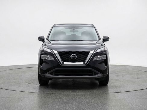 Used 2025 Nissan Rogue SV image 2