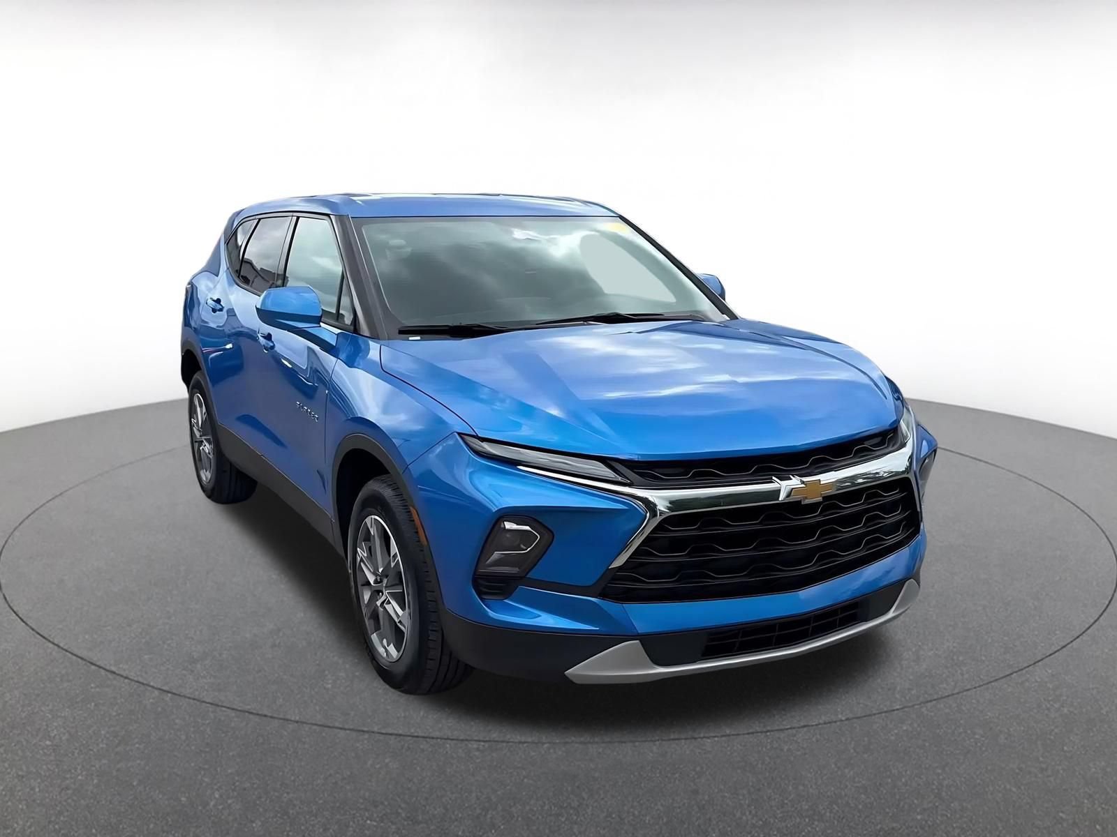 Used 2026 Chevrolet Blazer LT FWD image 2