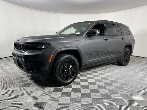 Certified 2025 Jeep Grand Cherokee L Altitude image 3