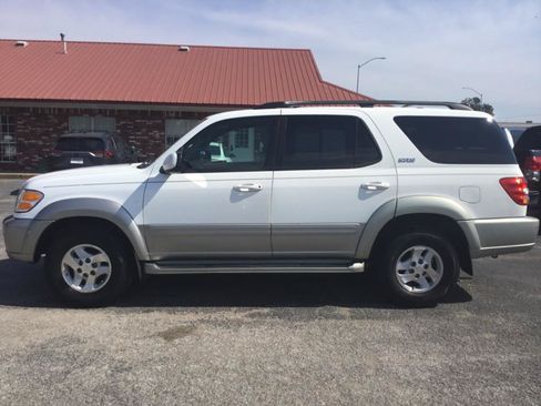 Used 2004 Toyota Sequoia SR5 RWD image 3