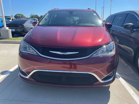 Used 2020 Chrysler Pacifica Touring-L FWD image 2