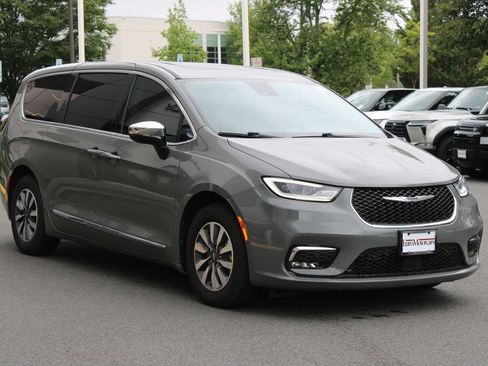 Used 2023 Chrysler Pacifica Limited w/ Uconnect Theater Family Group FWD image 3