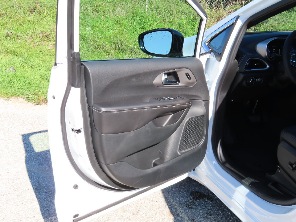 New 2027 Chrysler Pacifica Select AWD/4WD image 19