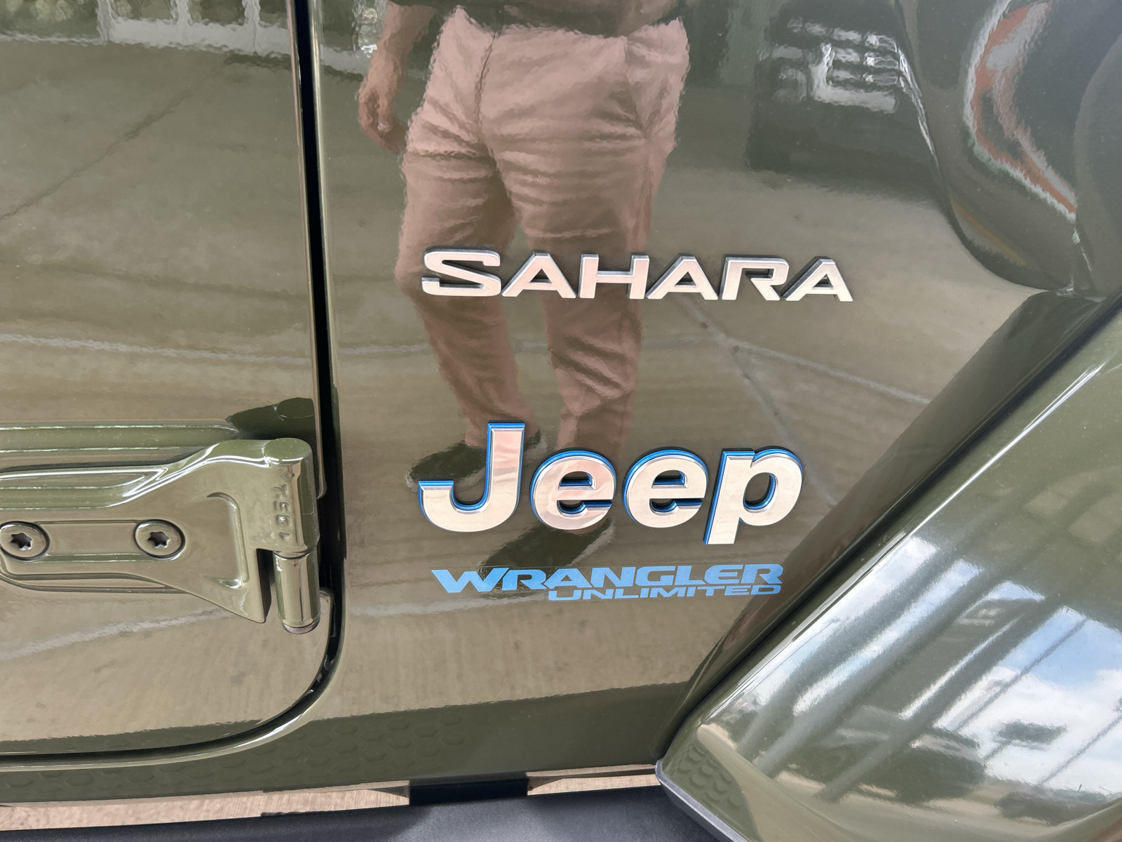 Used 2022 Jeep Wrangler Unlimited Sahara w/ Cold Weather Group AWD/4WD image 3
