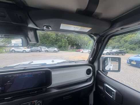 Used 2025 Jeep Wrangler Unlimited Sahara AWD/4WD image 31