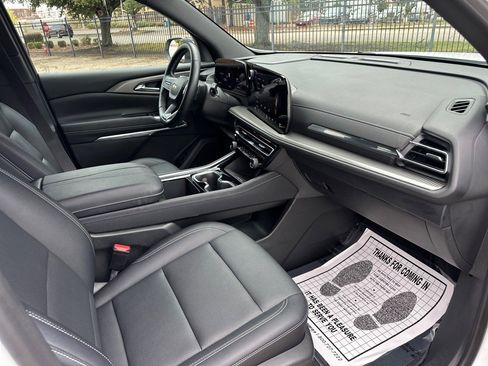 Used 2025 Chevrolet Traverse LT image 13