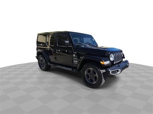Used 2018 Jeep Wrangler Unlimited Sahara image 2