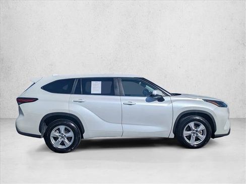 Used 2023 Toyota Highlander LE image 4