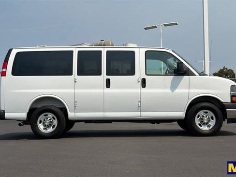 Used 2025 Chevrolet Express 2500 LT w/ LT Preferred Equipment Group RWD image 3