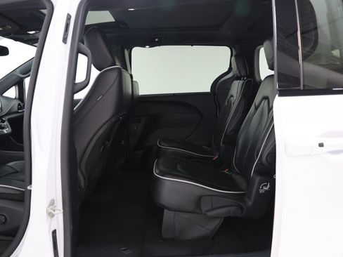 Used 2025 Chrysler Pacifica Limited FWD image 32