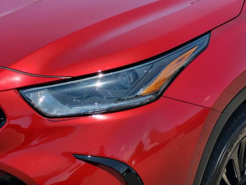 Used 2023 Toyota Highlander XSE AWD/4WD image 3