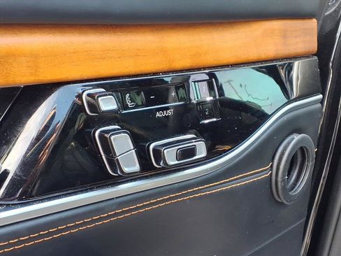 Used 2023 Jeep Grand Wagoneer Series III AWD/4WD image 16