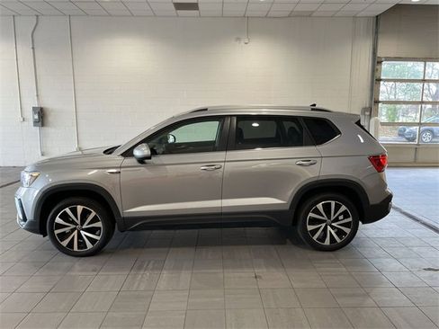 Used 2024 Volkswagen Taos SE image 2