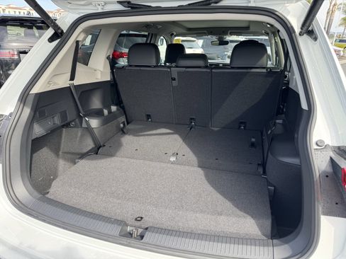 Used 2024 Volkswagen Tiguan SE w/ Panoramic Sunroof Package image 35