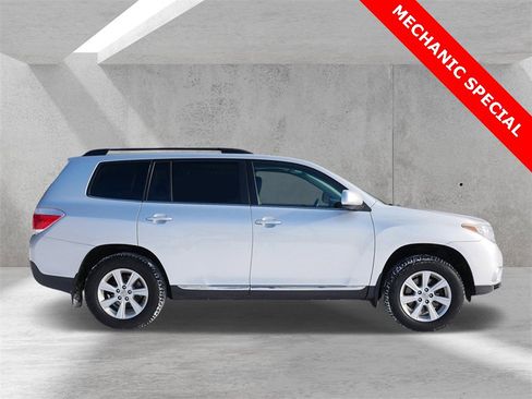 Used 2012 Toyota Highlander SE w/ Tow Pkg image 2