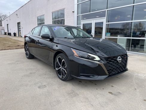 Used 2025 Nissan Altima 2.5 SR image 1