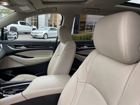 Used 2020 Buick Enclave Essence image 13