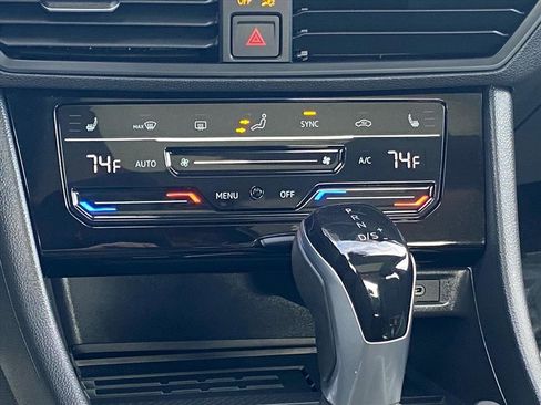 Certified 2025 Volkswagen Jetta SE image 9