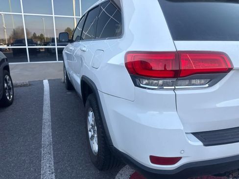 Used 2019 Jeep Grand Cherokee Laredo image 3