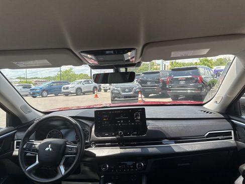 Used 2025 Mitsubishi Outlander SE AWD/4WD image 19