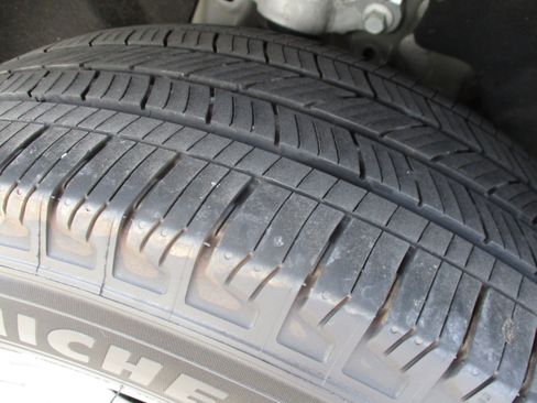 Used 2023 Ford Explorer XLT w/ Equipment Group 202A AWD/4WD image 15