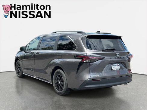 Used 2024 Toyota Sienna XLE FWD image 4