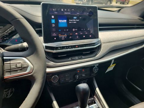 Used 2024 Jeep Compass Latitude image 12