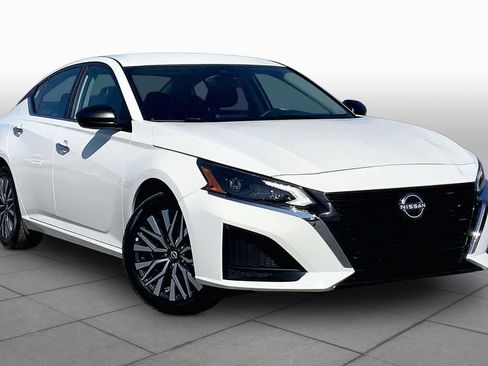 Used 2025 Nissan Altima 2.5 SV FWD image 3