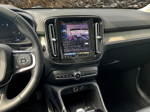 Used 2023 Volvo XC40 B5 Plus image 6