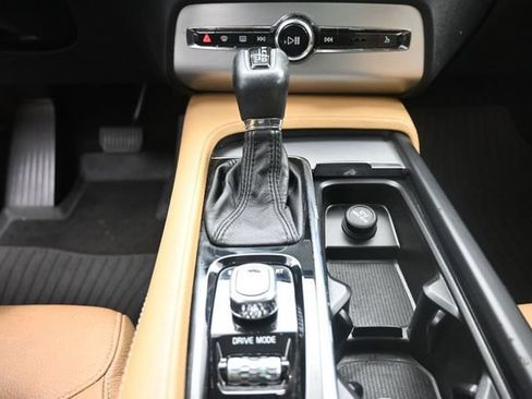 Used 2017 Volvo XC90 T6 Momentum w/ Vision Package AWD/4WD image 13