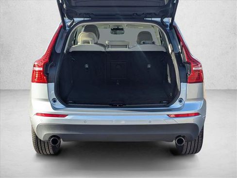 Used 2018 Volvo XC60 T8 Momentum w/ Vision Package image 6