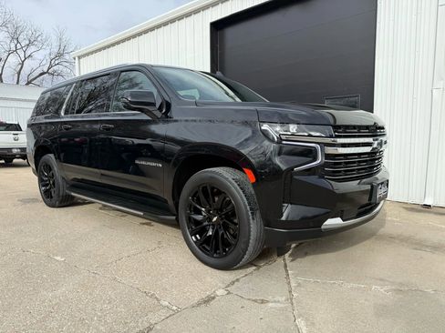 Used 2021 Chevrolet Suburban LT w/ LT Signature Package image 2