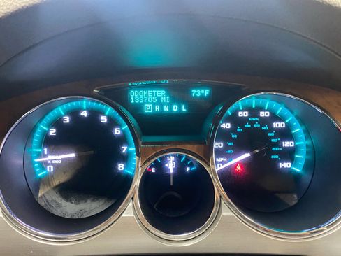 Used 2010 Buick Enclave CXL image 2