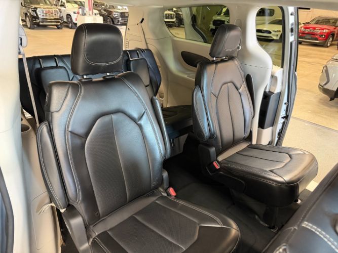 Used 2024 Chrysler Pacifica Touring-L FWD image 32