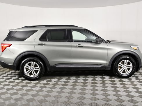 Used 2020 Ford Explorer XLT w/ Equipment Group 202A AWD/4WD image 5