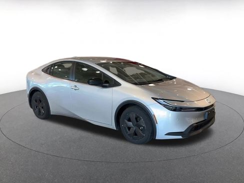 Used 2025 Toyota Prius LE image 2