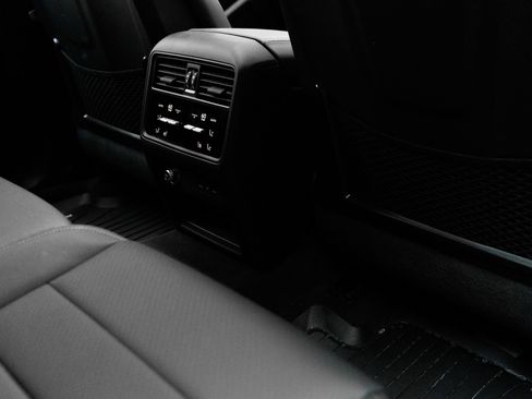 Certified 2025 Porsche Cayenne AWD/4WD image 32