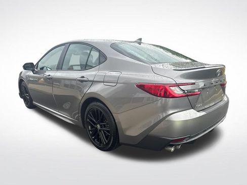 Used 2025 Toyota Camry SE FWD image 5