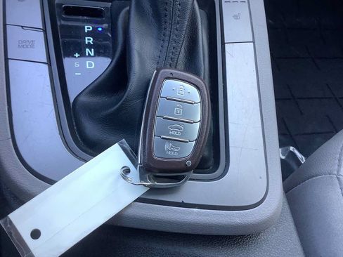 Used 2020 Hyundai Elantra Limited FWD image 19