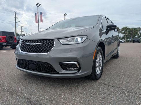 Used 2025 Chrysler Pacifica Select FWD image 7