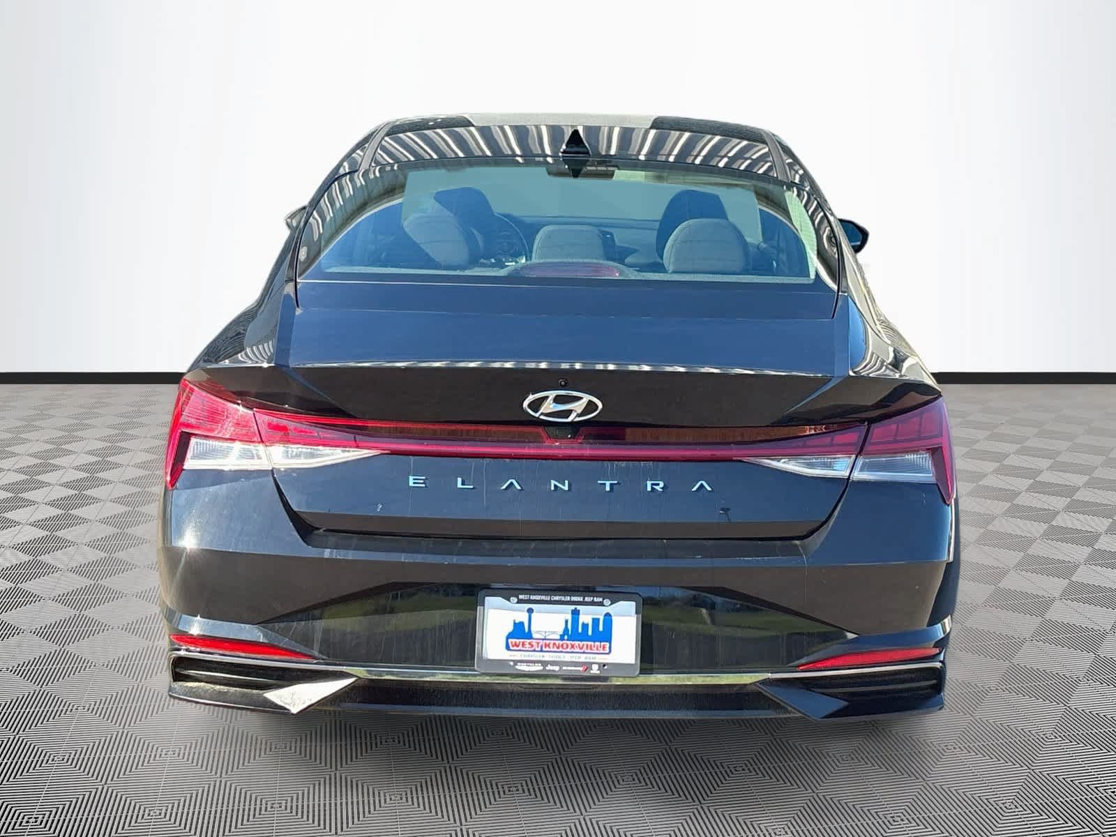 Used 2022 Hyundai Elantra SEL w/ Convenience + Premium Package FWD image 6