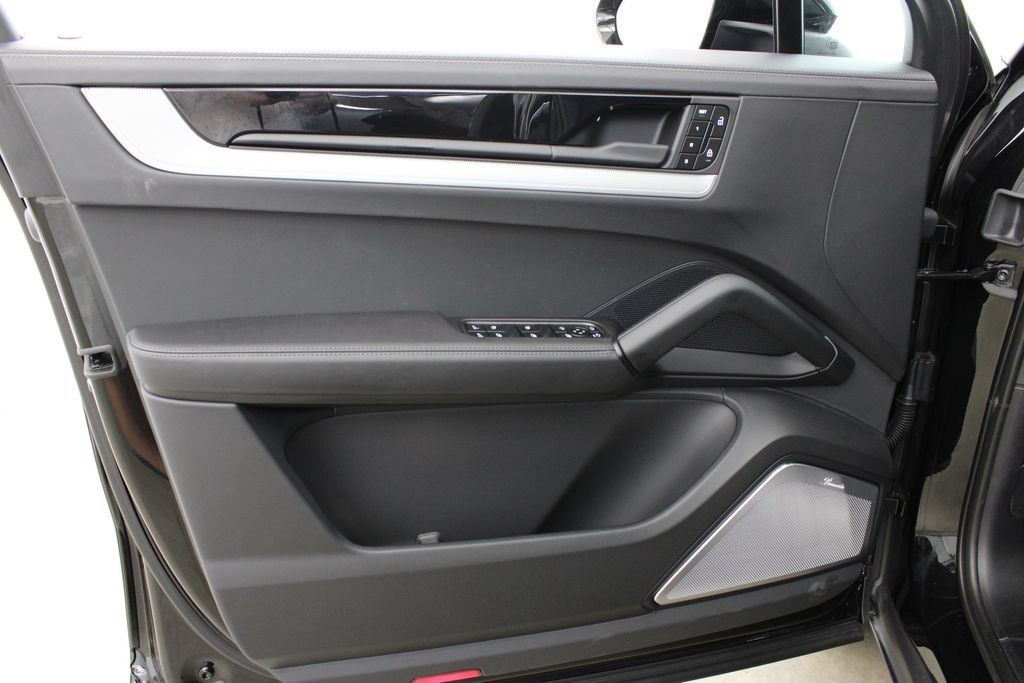 Used 2025 Porsche Cayenne S AWD/4WD image 23