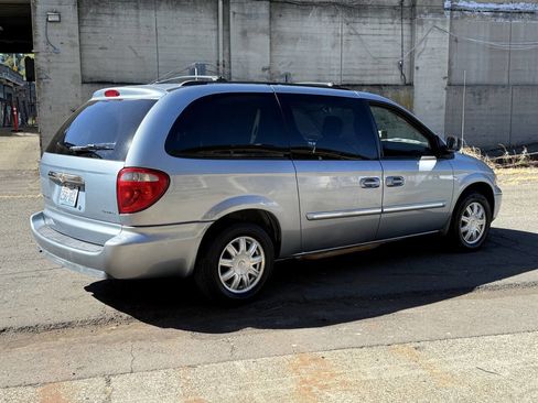 Used 2006 Chrysler Town & Country Touring image 11