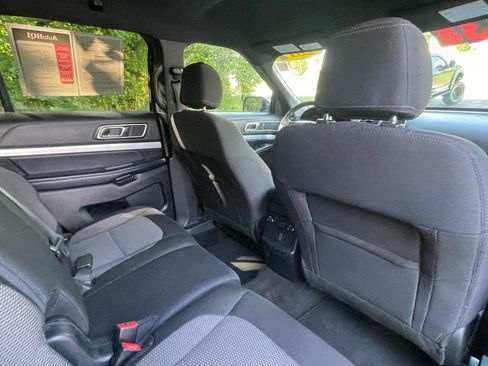Used 2017 Ford Explorer XLT w/ Equipment Group 201A AWD/4WD image 26