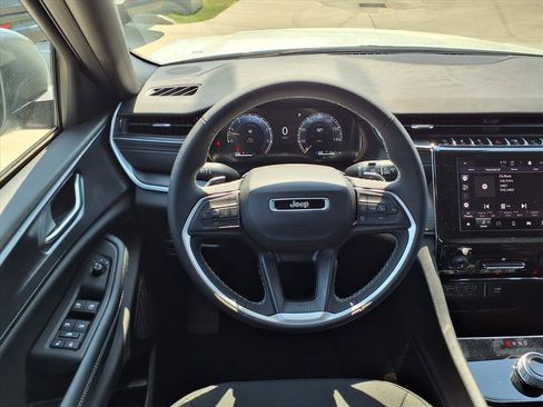 New 2025 Jeep Grand Cherokee L Laredo image 9