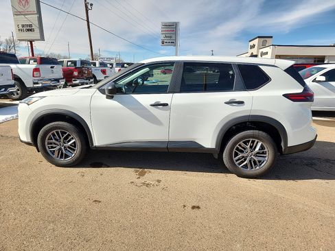 Used 2024 Nissan Rogue S image 2