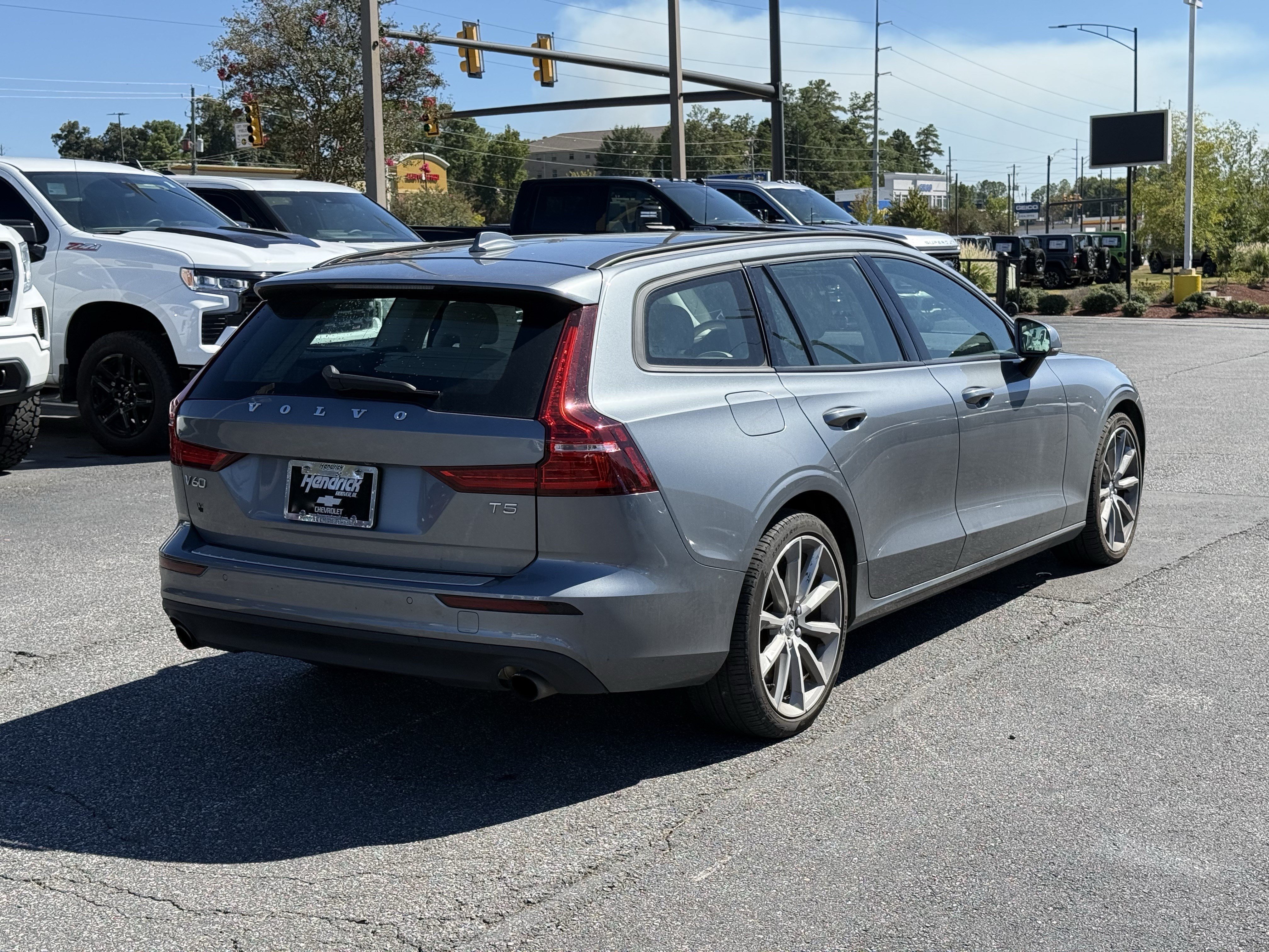 Used 2021 Volvo V60 T5 Momentum w/ Premium Package FWD image 11