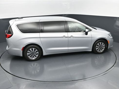 Used 2023 Chrysler Pacifica Touring-L FWD image 32