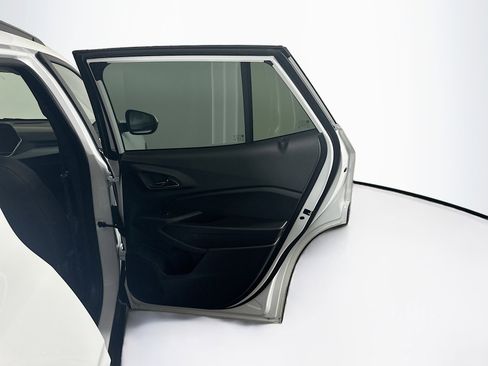 Used 2025 Chevrolet Trax LT w/ LT Convenience Package image 27