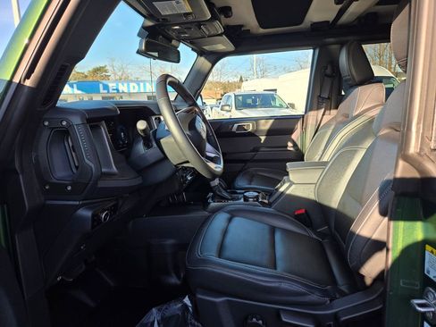Used 2025 Ford Bronco Badlands image 11